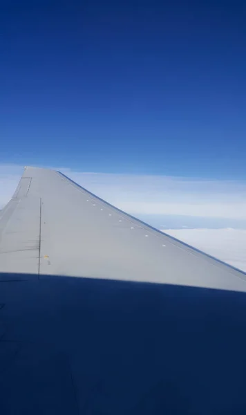 Flugzeugflügel Mit Blauem Himmel Und Wolken — Stockfoto