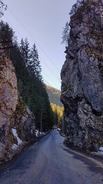 山に続く高さのある岩の間を — ストック写真