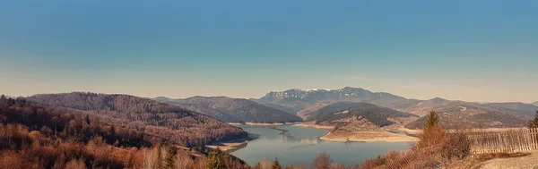Gün batımında Karpat Dağı ve Bicaz Gölü