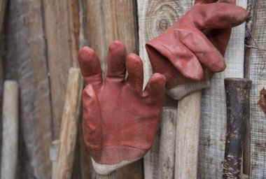 kırmızı bahçe eldivenleri asılı