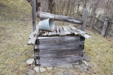 Bahçedeki eski hasarlı ahşap çeşme