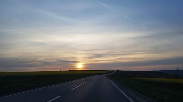 Riksväg Bakgrunden Med Solnedgång — Stockfoto