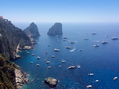 Akdeniz kıyısında bir sürü yolcu gemisi ve yatı var. seyahat kavramı