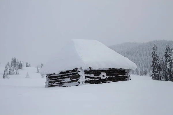 Berghütten Tiefschnee Auf Hohen Bergen — Stockfoto