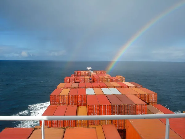 Frachtschiff Mit Containertransport Über Den Ozean Mit Regenbogen Himmel — Stockfoto