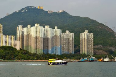 Hong Kong yakınlarında turistli bir yat.