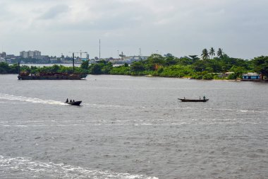 Namibya 'daki deniz manzarası. Önünde yelkenli yay ve sanayi limanı var.