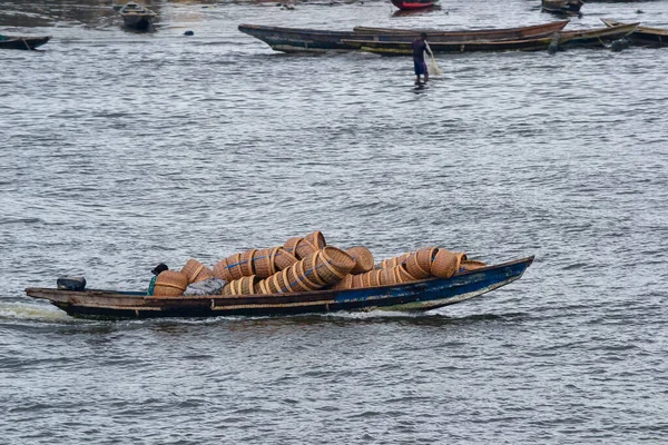 Rybaření Doprava Lodí Nigérii Muž Rybářskou Sítí Práci — Stock fotografie