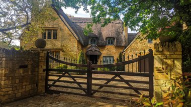 Cennet gibi kır evi sazdan çatı güzel yaz bahçeleri Chipping Campden, Gloucestershire, İngiltere.