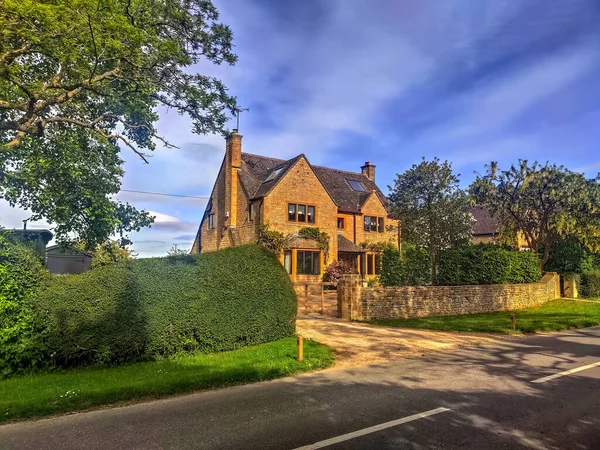 İngiltere 'nin turistik köyündeki idilyc evi. Gloucestershire 'ın Cotswolds ilçesinde bulunan ve kendine has sarı kireçtaşından yapılmış geleneksel tarihi binaları olan Bibury köyü, turistlerin uğrak yerlerinden biridir.