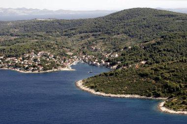 Yeşil ada mavi Adriyatik Denizi üzerinde