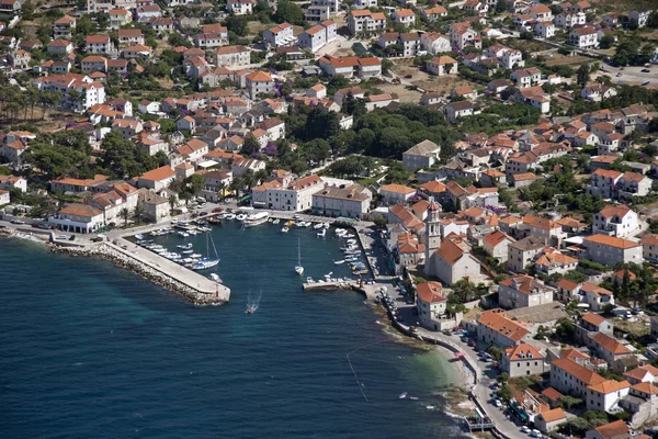 Деревня Сутиван на острове Брач в Хорватии, вид с воздуха — стоковое фото