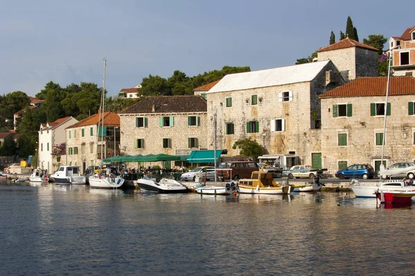 Village Splitska sur l "île de Brac en Croatie — Photo