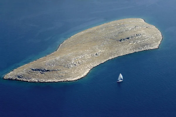 Sailing boat in Kornati archipel — Stockfoto