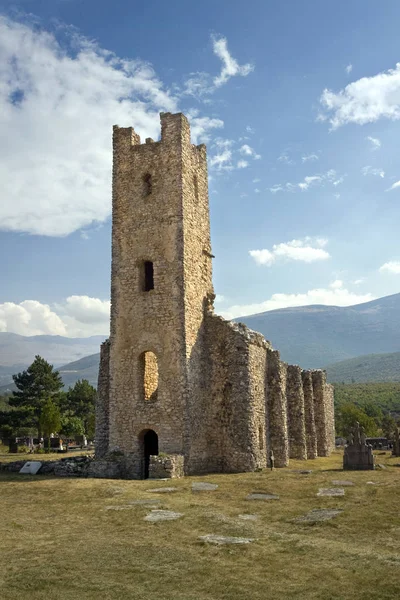 Vieille église et pierres tombales — Photo