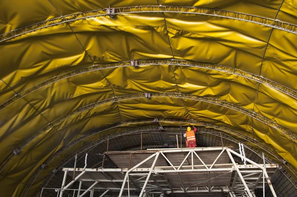 Trabalhadores da construção em vermelho sobre fundo amarelo — Fotografia de Stock