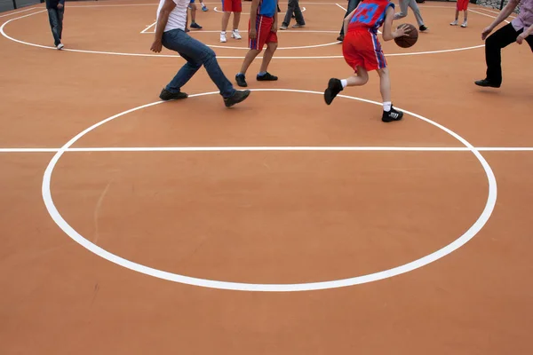 篮球比赛在新操场 — 图库照片