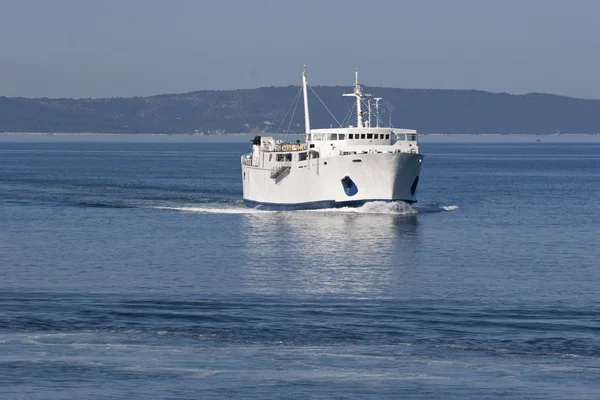 Белый корабль на синем море — стоковое фото