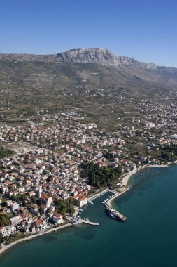 Mavi deniz, kırmızı çatılar ve yeşil tepesi