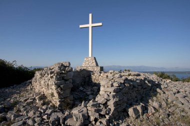 Beyaz haç üzerinde mavi gökyüzü