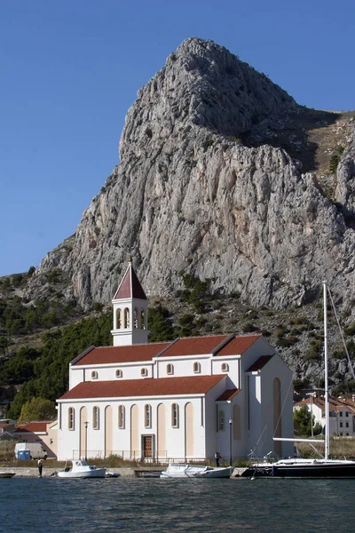 Church near the river Cetina in Omis — Stock Photo, Image