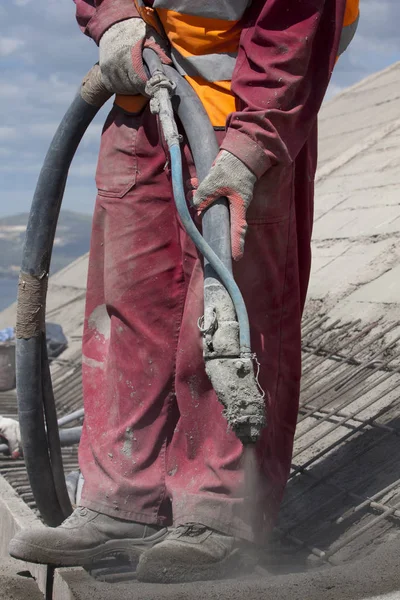Werknemer op de top van hale is het spuiten van beton Stockfoto