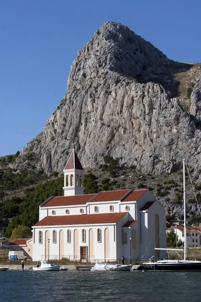 Igreja perto do rio Cetina em Omis Imagens Royalty-Free