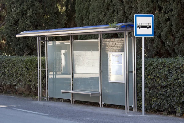 Bushalte op straat Stockafbeelding