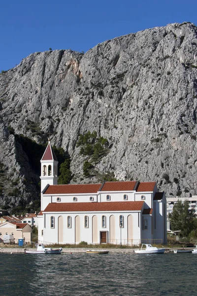 Church near the river Cetina in Omis — Stock Photo, Image