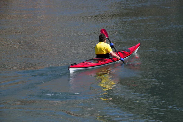 Red kayak on green water — Stock Photo, Image