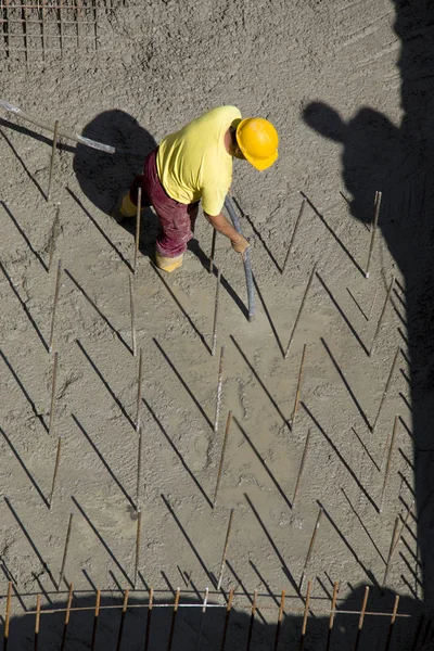 Trabalhador em fundo de concreto — Fotografia de Stock