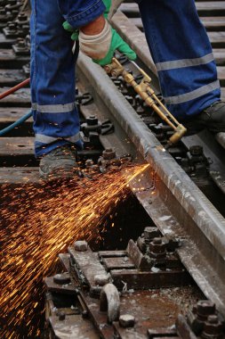 Demiryolu, Kaynakçı iş yerinde kıvılcımlar