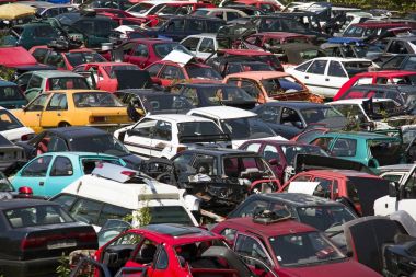 Eski arabalar mezarlığa