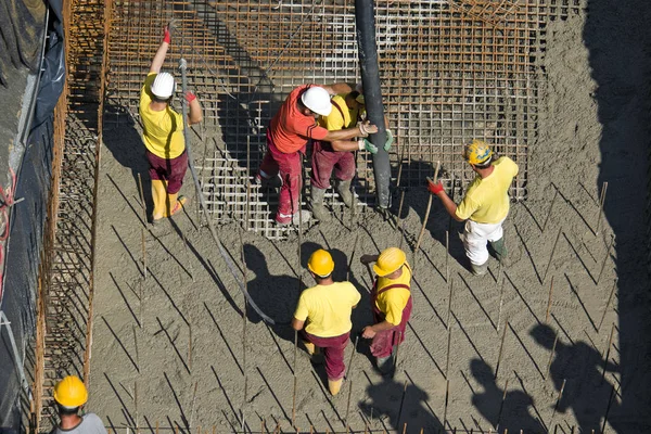 Betong med betongpump — Stockfoto