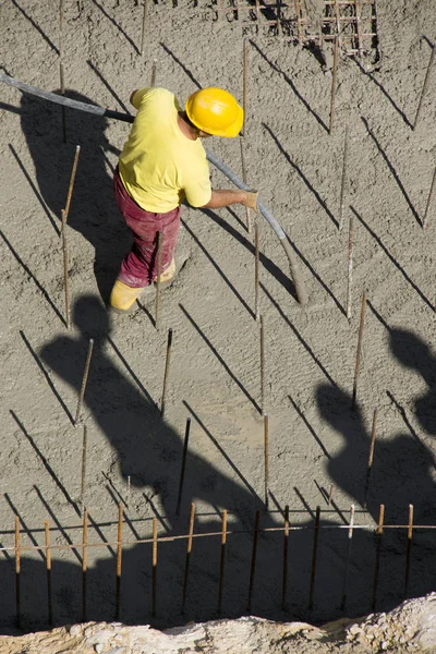 Worker on concrete background — Stock Photo, Image