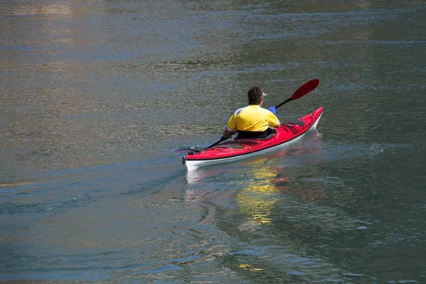 Red kayak on green water — Stock Photo, Image
