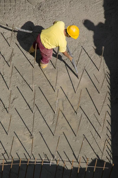 Worker on concrete background — Stock Photo, Image