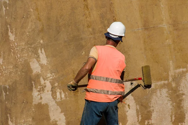 Construction worker with roller — Stock Photo, Image