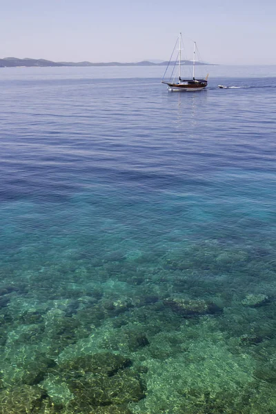 Navegación en mar turquesa — Foto de Stock