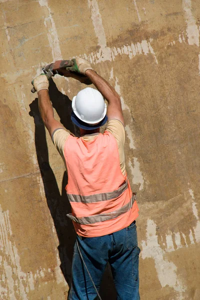 Trabajador de la construcción con máquina de perforación — Foto de Stock