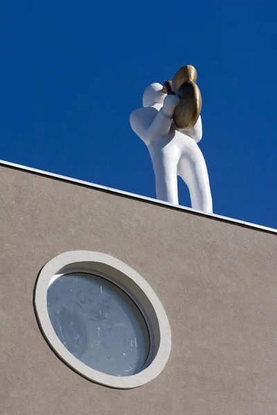 Saxofonista de plástico en el techo de un edificio nuevo — Foto de Stock