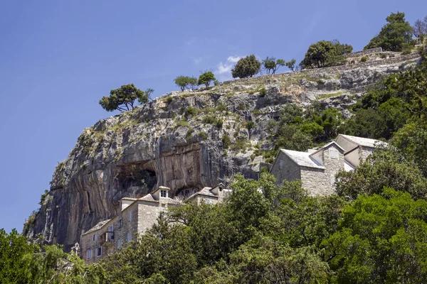 Ermita de Blaca bajo rocas altas —  Fotos de Stock