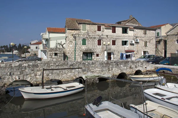 Antico ponte in pietra e piccolo porto a Kastel Gomilica — Foto Stock