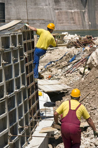 Construção de uma parede de concreto — Fotografia de Stock