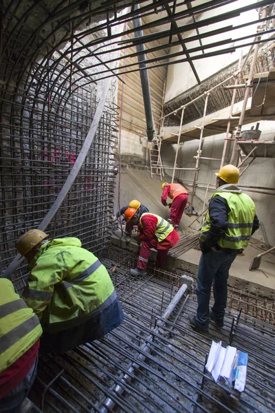 Lavoratori Edili Costruiscono Casseforme Metalliche Tunnel Cemento — Foto Stock