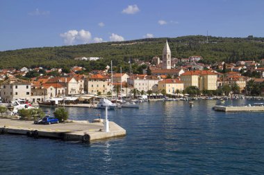 Kasaba Supetar en büyük köyü Hırvatistan Island Brac deniz tarafındaki cephe