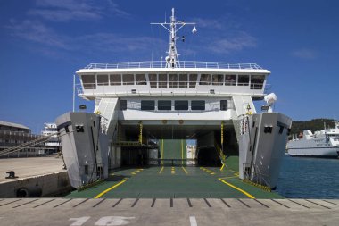 Feribot Tekne yatılı liman Split Hırvatistan için bekliyor