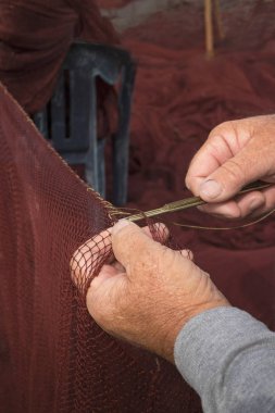 Dikiş Balık ağı. İğne iplik balıkçı ile alıcı sardalya için tamir net eller