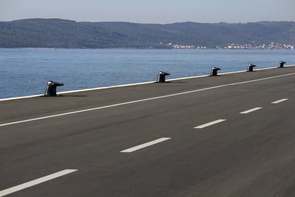 Νέο Σκυρόδεμα Και Blacktop Προβλήτα Για Την Αποδοχή Της Επιβατηγά — Φωτογραφία Αρχείου