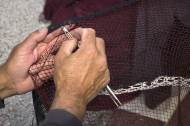 İğne iplik balıkçı ile alıcı sardalya için tamir net eller